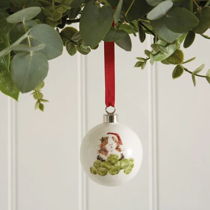 Wrendale Designs Sprouts kerstbal cavia porselein 7 cm
