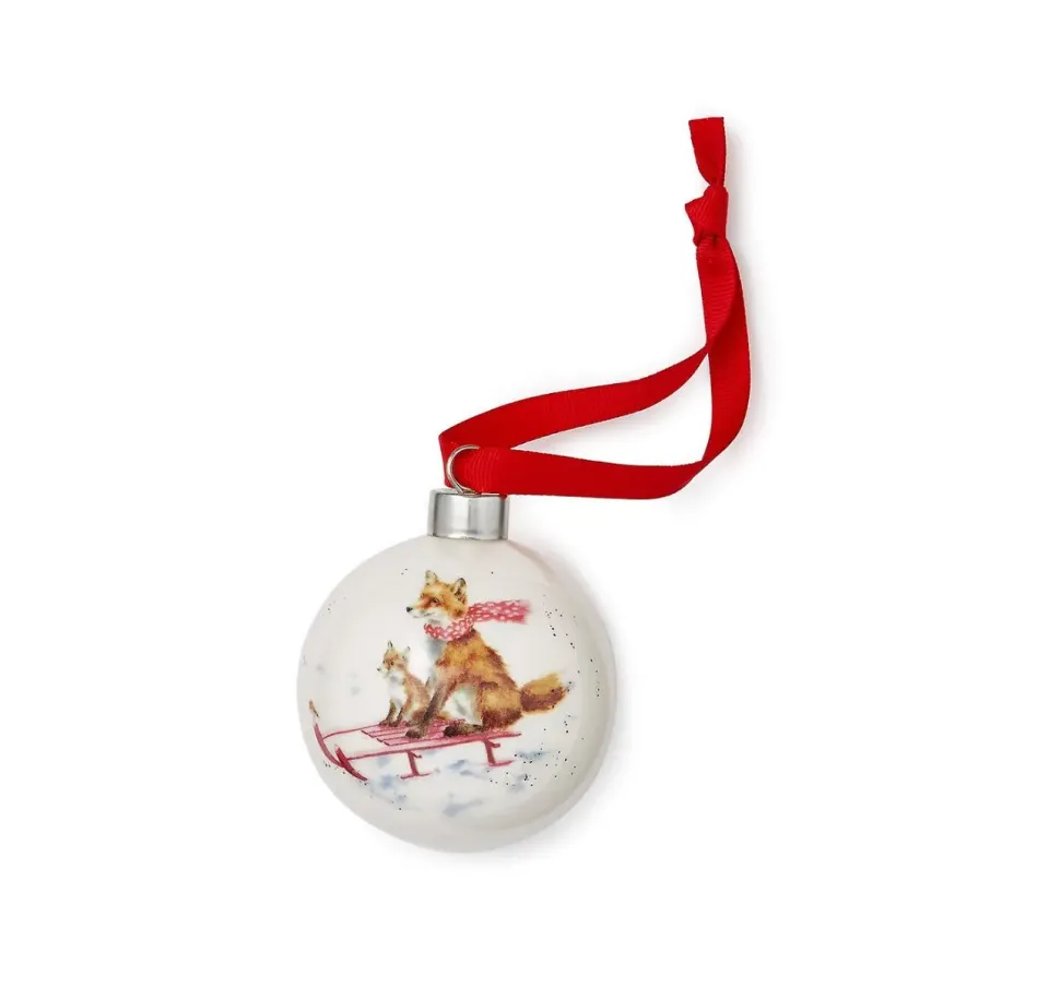 Wrendale Designs Sleigh Ride kerstbal vos porselein 7 cm