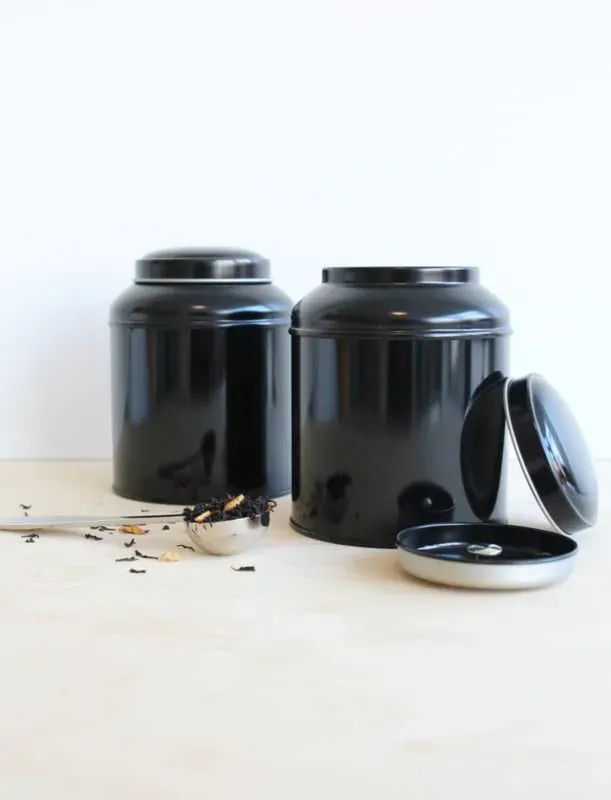 Tea Leafs Blik melkbus theeblik zwart 100 gram