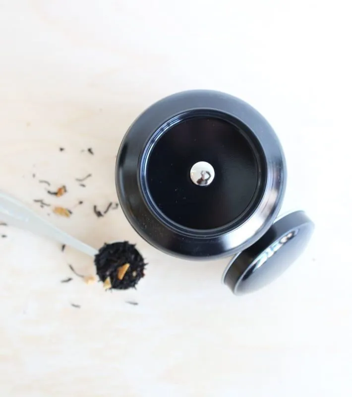 Tea Leafs Blik melkbus theeblik zwart 100 gram