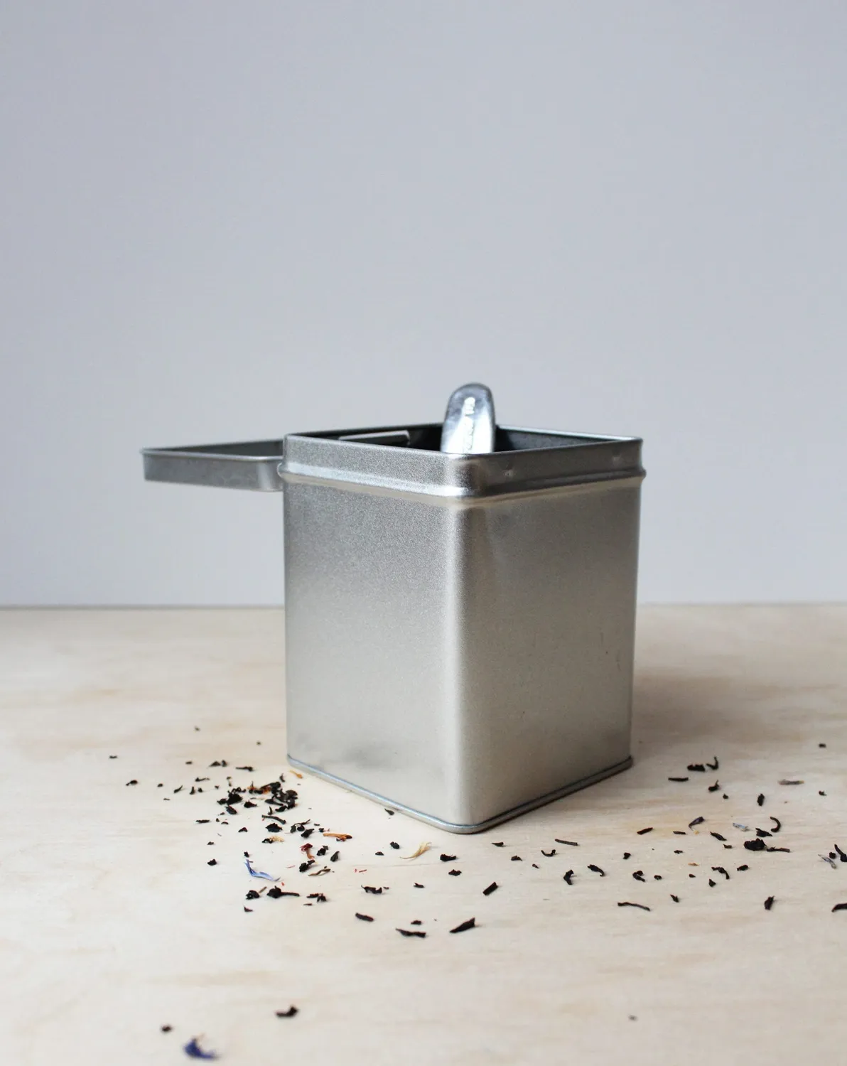 Tea Leafs Blik vierkant theeblik 100 gram zilver